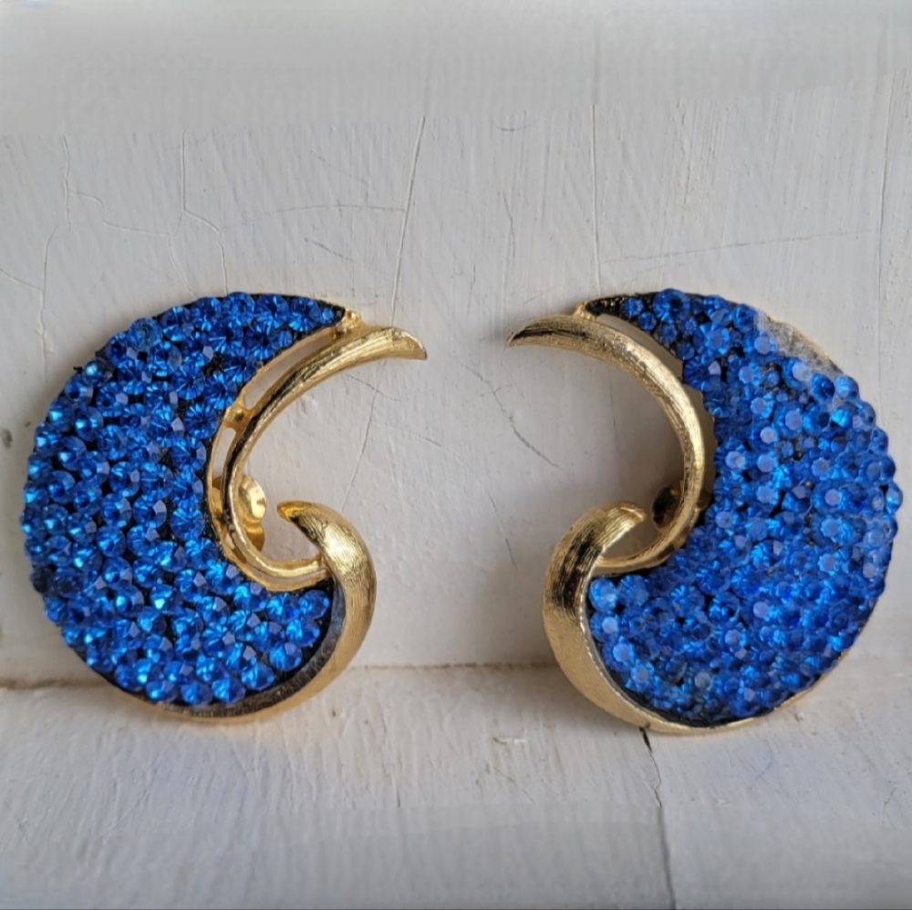 Vtg 60s Jay Feinberg sapphire crystal encrusted crescent swirl clip on earrings